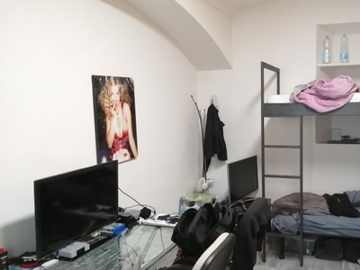 1 posto letto in affitto in appartamento con 2 camere da letto a Torino