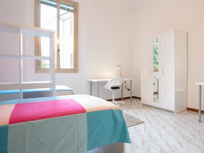 Posto letto in camera condivisa in appartamento con 3 camere a Bologna