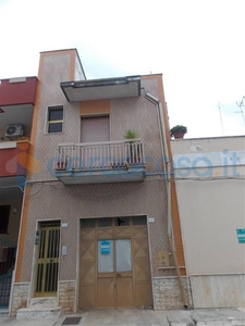 Appartamento indipendente Trilocale da ristrutturare, in vendita in Via Trieste 43, Latiano