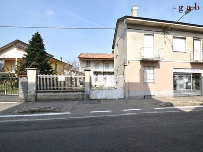 Casa indipendente con giardino a Marcallo con Casone