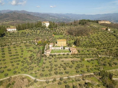 Villa con giardino a Pistoia