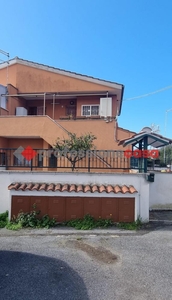 villa indipendente in vendita a Pomezia