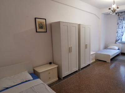 Stanza in affitto in appartamento con 3 camere da letto a Genova