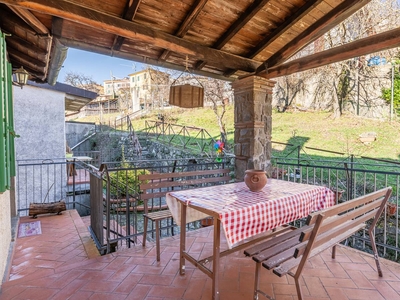 Appartamento 'Casa Claire' con vista sulle montagne, terrazza privata e giardino privato