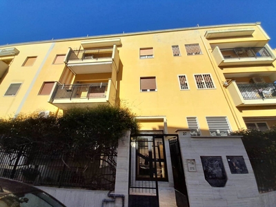 Appartamento di 3 vani /95 mq a Bari (zona CARBONARA / CEGLIE)