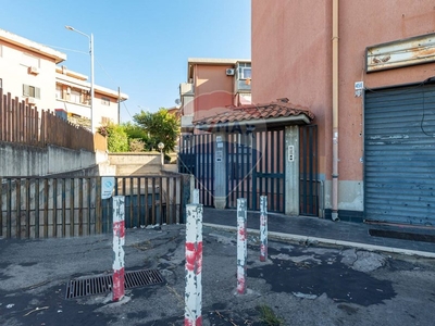 Appartamento in Vendita a Catania, zona Via Palermo - Nesima, 130'000€, 153 m²