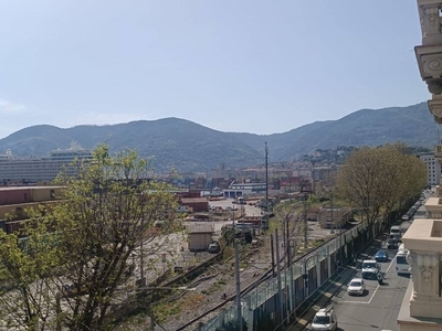 Appartamento in Vendita a La Spezia, zona Canaletto, 230'000€, 150 m²