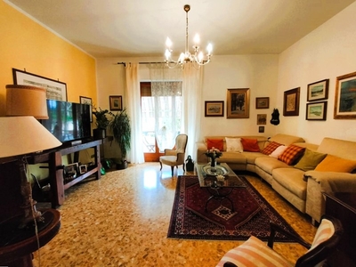 Appartamento in Vendita a Lucca, zona Arancio, 195'000€, 115 m², arredato, con Box