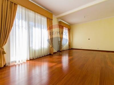 Appartamento in Vendita a Palermo, zona Notarbartolo, 350'000€, 153 m²