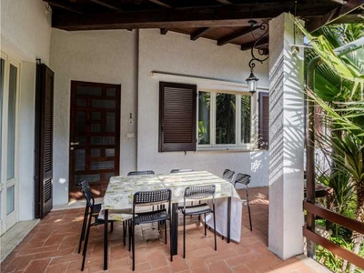 Villa Bifamiliare in Vendita ad Toscolano-maderno - 275000 Euro
