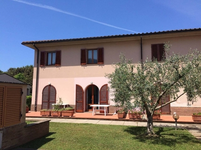 Appartamento 'Trilocale San Luigi A San Vincenzo' con terrazza privata e giardino in comune