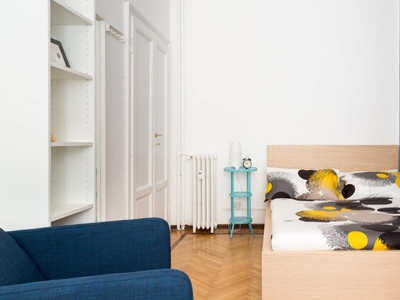 Camere in affitto in appartamento con 4 camere da letto a Loreto, Milano