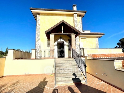 Casa Bi/Trifamiliare in Affitto in Via dei Cinque Archi a Velletri