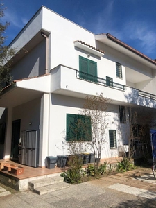 Casa Bi/Trifamiliare in Affitto in Viale Nettuno a Fiumicino