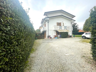 Casa indipendente con giardino in via della chiesa xxi, Lucca