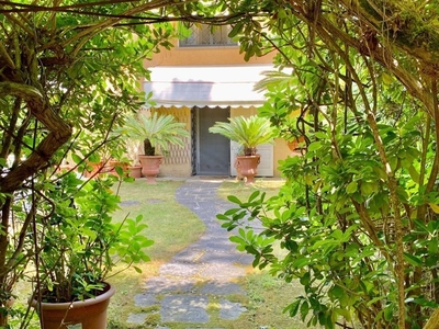 Casa Indipendente in Vendita a Massa, zona Poveromo, 530'000€, 100 m², arredato