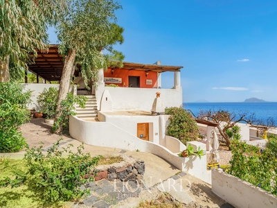 Esclusiva villa di lusso con due ampi porticati e vista panoramica sconfinata sul mare delle Eolie in vendita a Santa Marina Salina