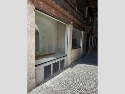 Immobile commerciale in Affitto a Mantova, zona Centro storico, 1'200€, 70 m²