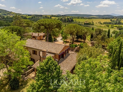 Lussuosa villa panoramica con vigneto e oliveto nel cuore della Toscana