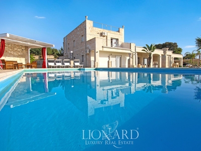 Meraviglioso complesso di due ville con piscine e spa in vendita in provincia di Ragusa