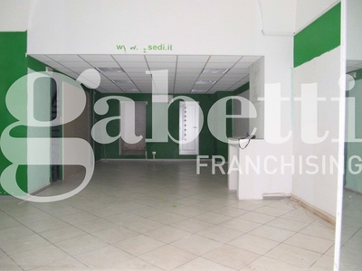 Negozio in Affitto a Brindisi, 650€, 100 m²