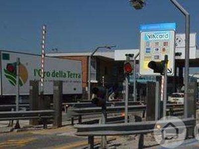 Negozio/Locale commerciale in Affitto in a Osimo