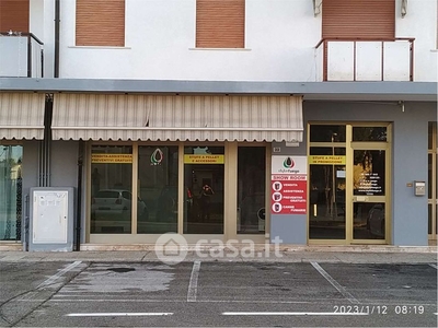 Negozio/Locale commerciale in Affitto in a Trevignano