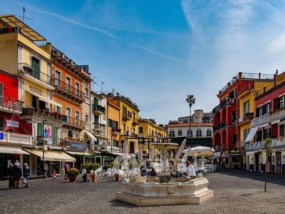 Negozio/Locale commerciale in Affitto in Piazza della Repubblica a Pozzuoli
