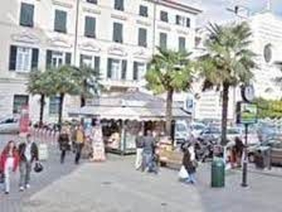 Negozio/Locale commerciale in Affitto in Piazza G. Beverini centro pedonale a La Spezia