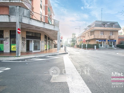 Negozio/Locale commerciale in Affitto in Via Adige 6 a San Donato Milanese
