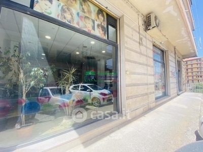 Negozio/Locale commerciale in Affitto in Via Aranci a Ragusa