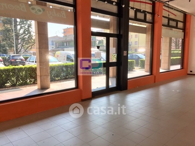 Negozio/Locale commerciale in Affitto in Via Cristo Risorto a Cassano d'Adda