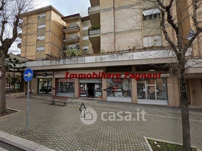 Negozio/Locale commerciale in Affitto in Via G. OBERDAN a Velletri