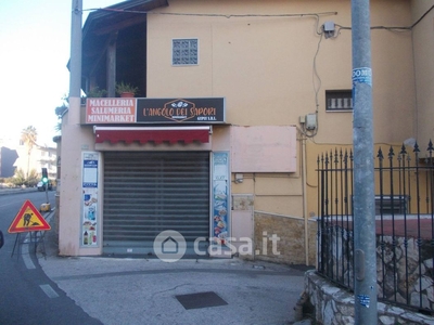 Negozio/Locale commerciale in Affitto in Via Giorgio de Falco a Quarto