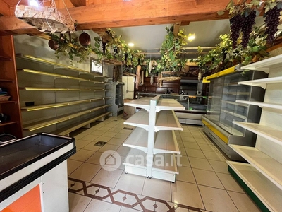 Negozio/Locale commerciale in Affitto in Via San Rocco 150 a Marano di Napoli