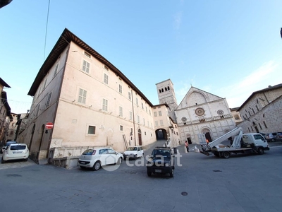 Negozio/Locale commerciale in Affitto in Via San Rufino a Assisi
