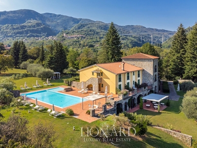 Resort di lusso con piscina e campo da golf in vendita in Toscana nella Lunigiana