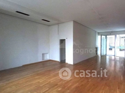 Stabile / Palazzo in Affitto in Via Carpinoni a Clusone