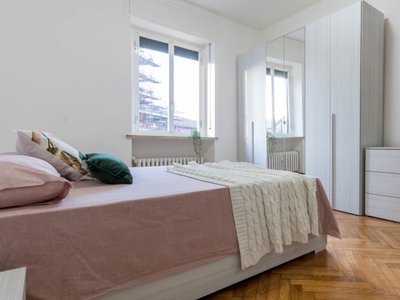 Stanze in affitto in appartamento con 5 stanze da letto a Zara, Milano