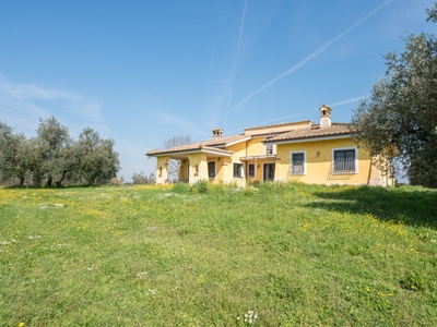Villa 8 locali di 254 m² in Montelibretti