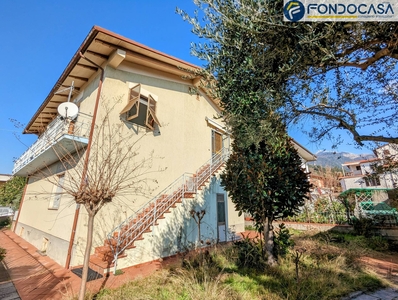 Villa con terrazzo, Montignoso capanne