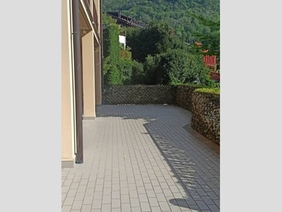Villetta a schiera in Affitto a Lecco, zona Acquate, 1'600€, 185 m²