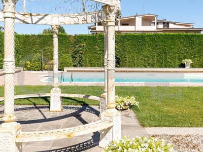 Villa in vendita a Robecco sul Naviglio via Fratelli Bandiera