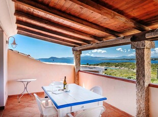 Appartamento con fantastica vista mare e balcone; posti auto disponibili