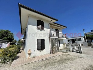 Casa Indipendente in vendita a Boschi Sant'Anna, Boschi Sant'Anna, VR