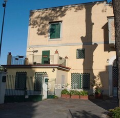 Casa indipendente in Vendita in Via Marechiaro 11 a Napoli
