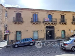 Negozio/Locale commerciale in Vendita in Piazza Guglielmo Marconi 5 a Caltagirone