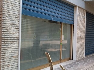 vendesi negozio con 2 vetrine a Novi di Modena