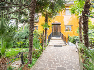 Villa con giardino a Milano