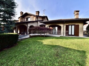 Villa con giardino a Nova Milanese